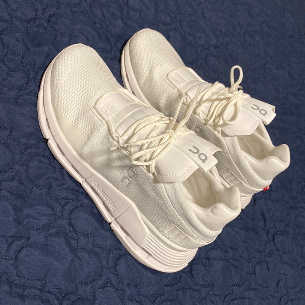 On Cloudnova white women’s us size 6. Never worn. New with original box.